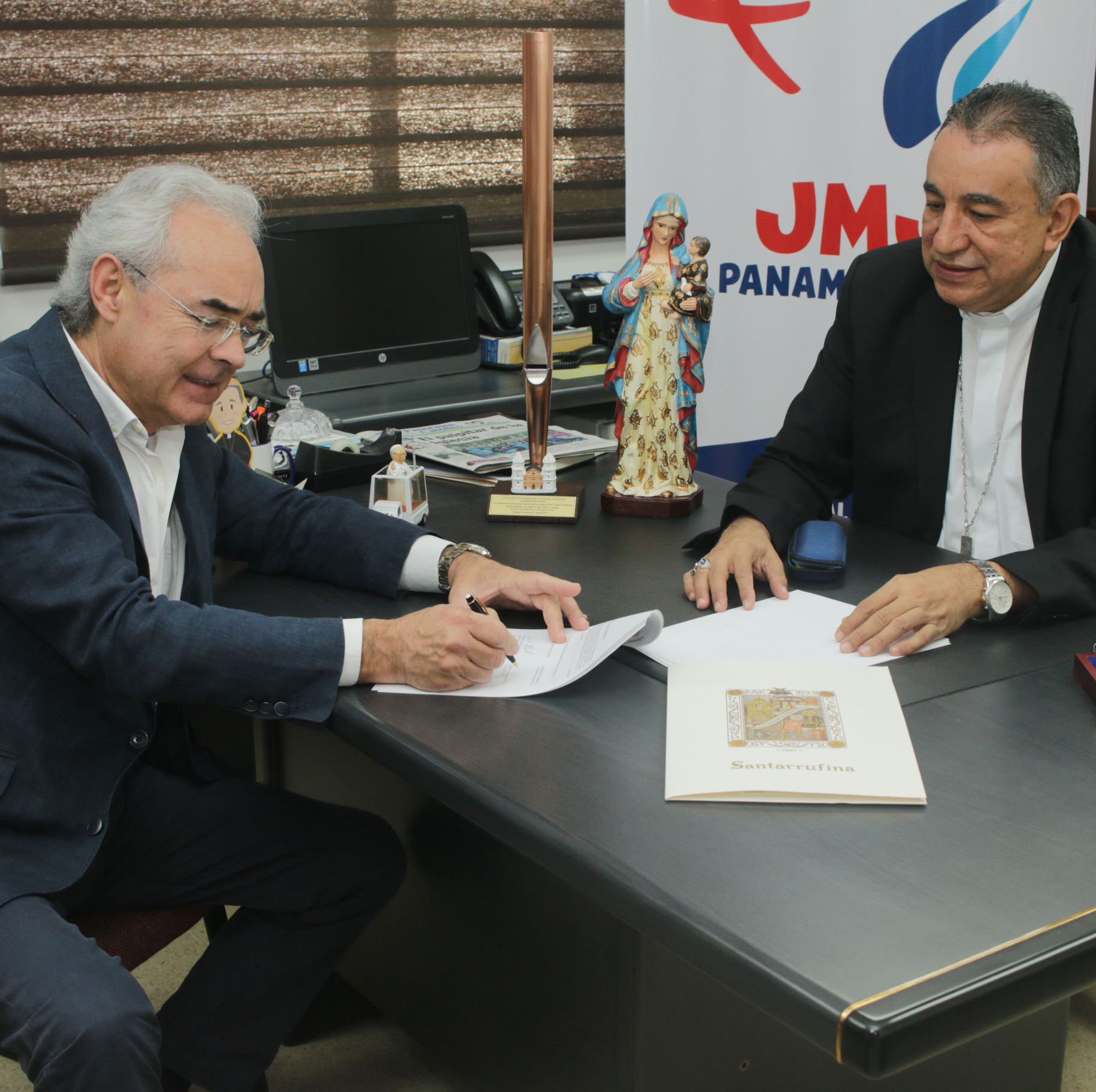 Firma del Contrato JMJ, Panamá 2019 Firma de D. Rafael Molina Salazar con D. José Domingo Ulloa el Arzobispo de Panamá, como proveedor de la JMJ